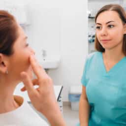 Woman explaining her sinus issues to her sinus specialist